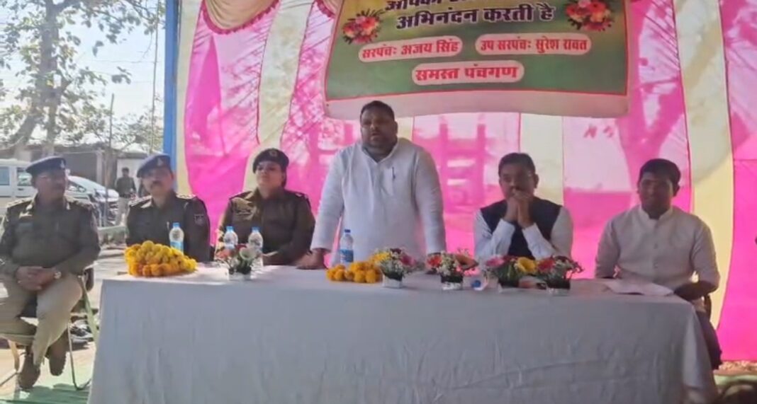 NHRC सदस्य प्रियंक कानूनगो ने किया ग्रामीणों से संवाद