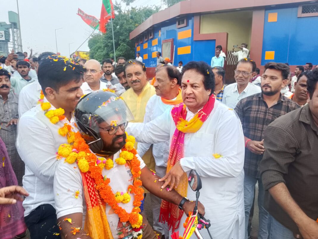 लंबा इंतजार, फिर भी कम नहीं हुआ जोश! मंडीदीप में हुआ ‘जल, जन और सेवा संकल्प यात्रा’ का भव्य स्वागत
